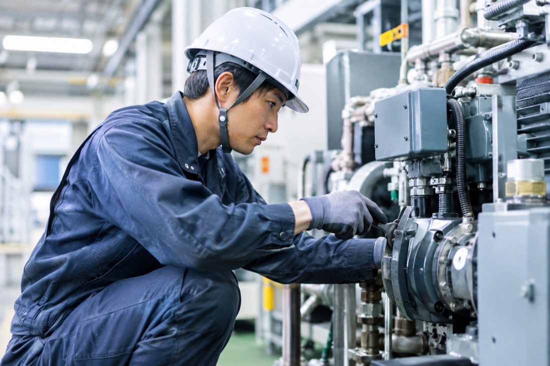 工場の設備を点検・整備する作業員