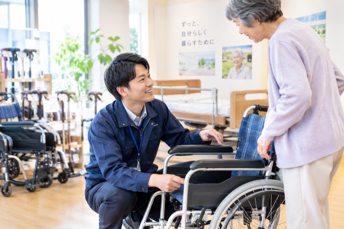 車いすについて利用者に説明するスタッフ